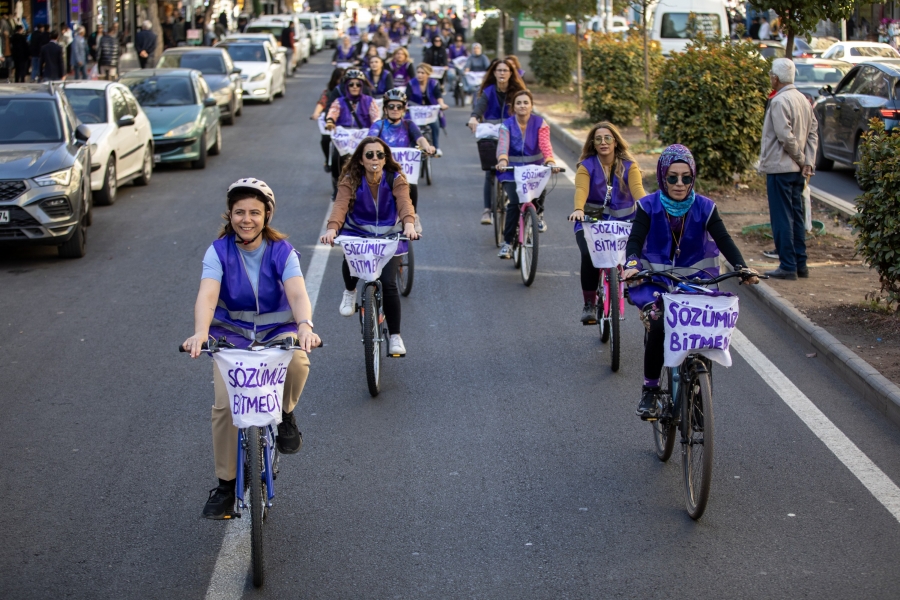 Kadınlar şiddetsiz bir yaşam için pedal çevirdi