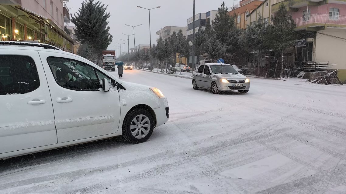 Dicle’de kar yağışı etkili oldu, ilçede okullar bir gün tatil edildi