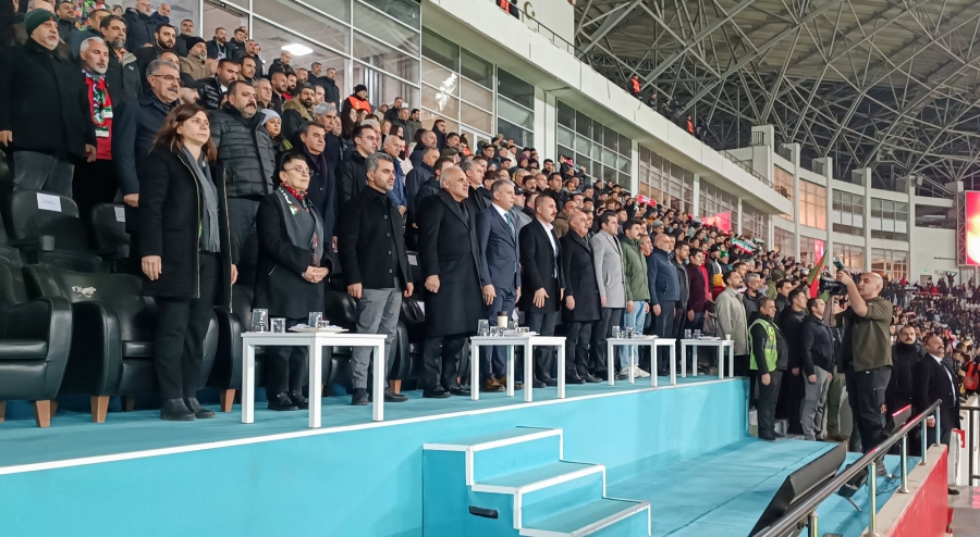 Eşbaşkan Bucak, Amedspor–Iğdırspor maçını Leyla Zana ile birlikte izledi