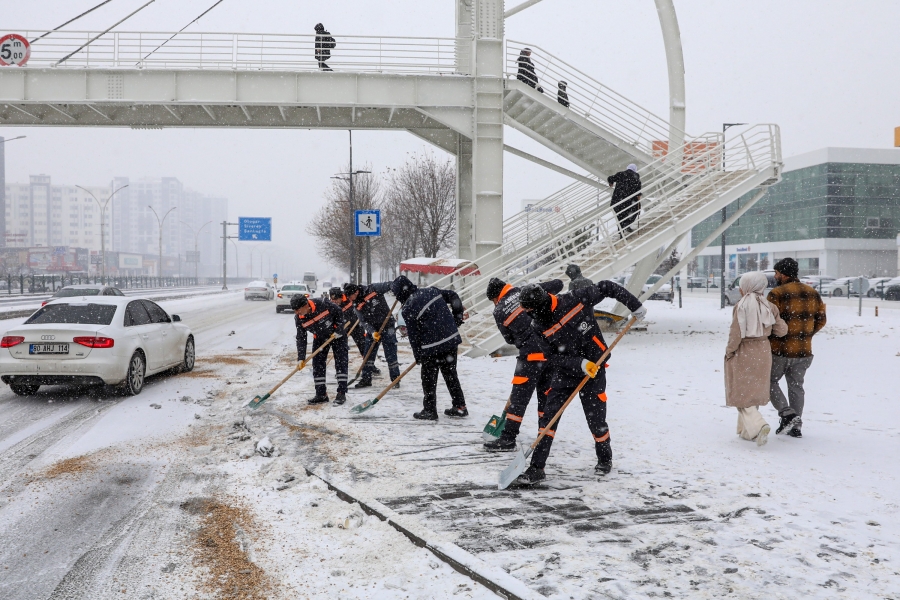 Kar ve buzlanmaya karşı 850 personel sahada çalışıyor