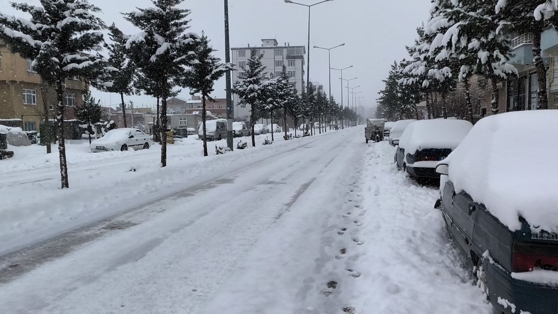 Dicle İlçesinde yoğun kar yağışı hayatı olumsuz etkiledi
