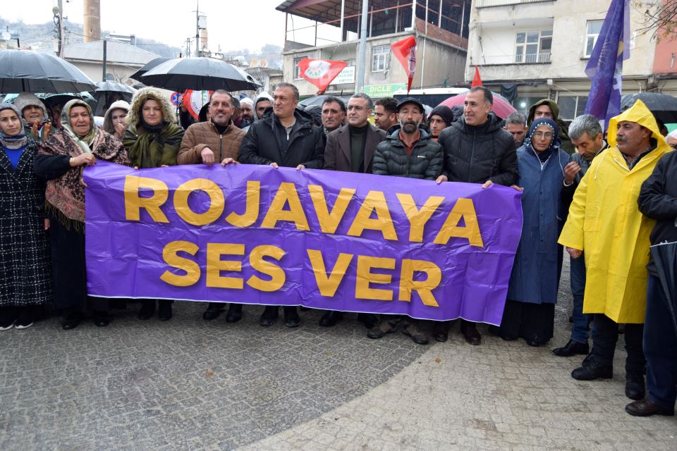 Dicle’de DEM Parti’den yağmur altında Rojava açıklaması: “Tek yol barıştır”