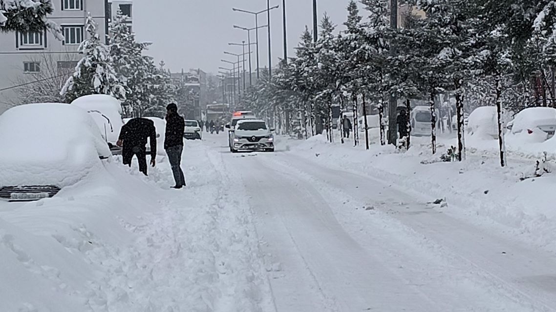 Dicle’de kar yağışı hayatı olumsuz etkiledi, hava muhalefeti çileye dönüştü