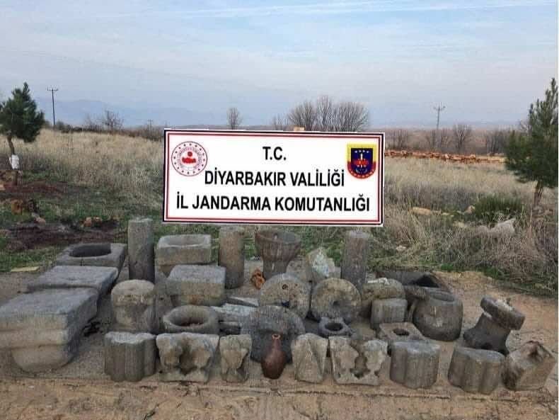 Diyarbakır’da İslami ve Roma dönemine ait olduğu tespit edilen 35 adet tarihi obje ele geçirildi