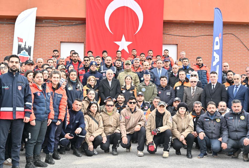 DİYARBAKIR’DA 6 ŞUBAT ANMASI: VALİ ZORLUOĞLU KABİRLERİ ZİYARET ETTİ, MEVLİT VE AFAD PROGRAMINA KATILDI