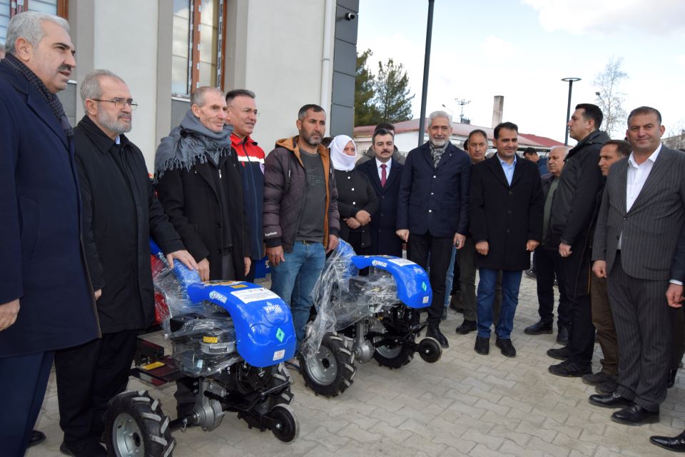Dicle’de modern bağcılığa yönelik çiftçilere tarım aletleri dağıtıldı