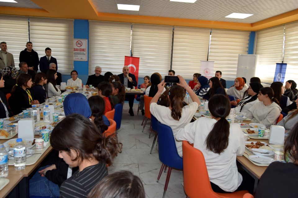 Diyarbakır Valisi Murat Zorluoğlu, Dicle’de gençlik kampında gençlerle buluştu