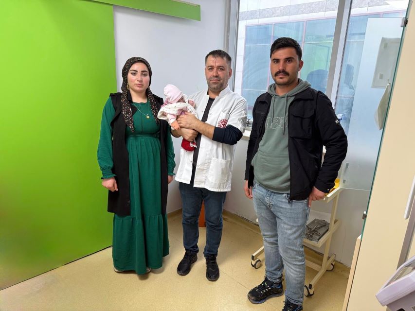 GASTROŞİZİSLİ BEBEK DİYARBAKIR’DA SAĞLIĞINA KAVUŞTU