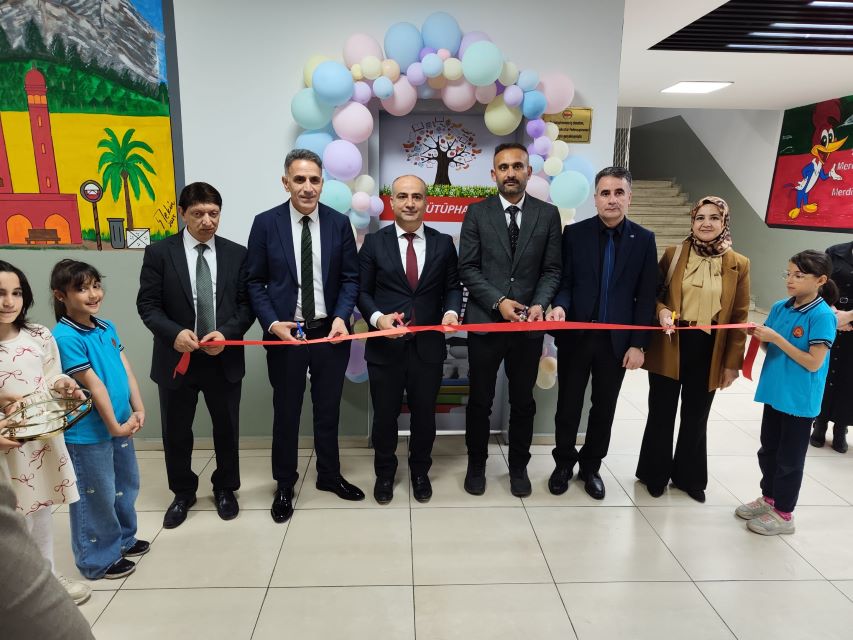 Şair ve Yazar Devran Sinanoğlu 108 köy okulunun kütüphane ihtiyaçlarını karşıladı