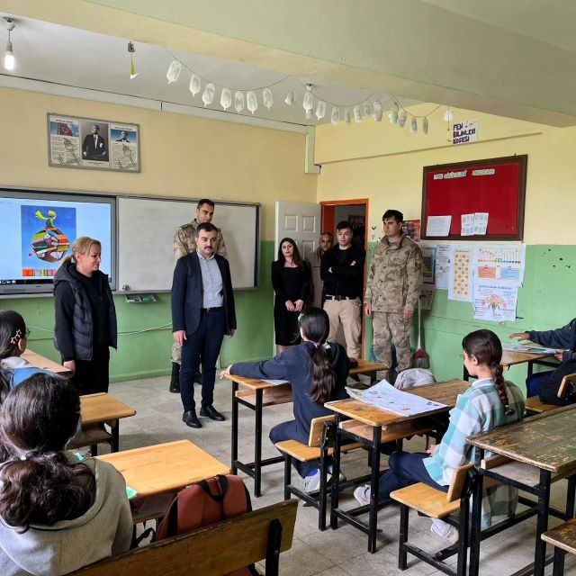 Dicle Kaymakamı Mustafa Atış, öğrenci ve öğretmenlerle bir araya geldi