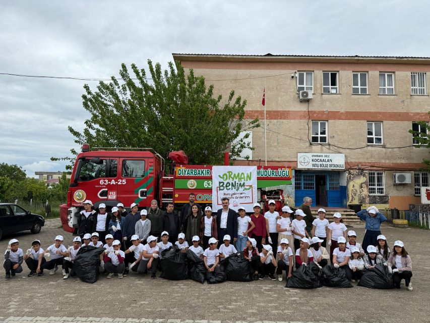 Dicle Kaymakamı Mustafa Atış, yeşil vatan için öğrencilerle birlikte okul bahçesini temizledi