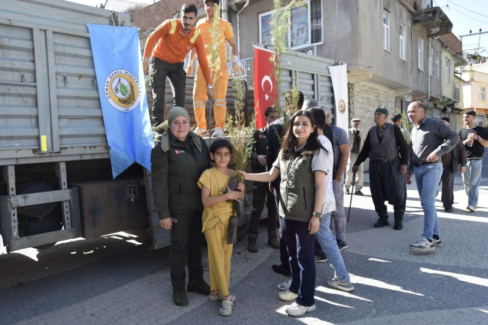 Dicle Orman İşletme Şefliği ilçede yaklaşık bin 500 adet fidan dağıtımını yaptı