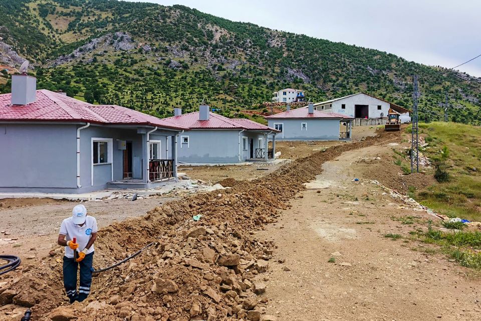 DİSKİ, Hani’de deprem konutlarına içme suyu hattı döşedi