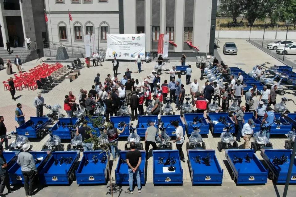 Dicle’de modern bağcılığa yönelik çiftçilere yüzde 50 hibeli tarım aletleri dağıtıldı