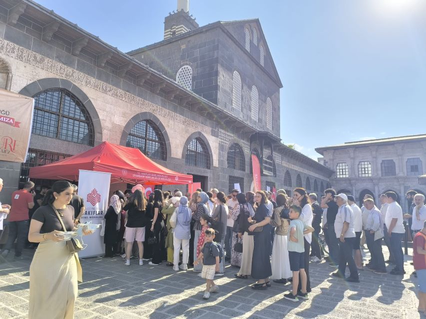 Diyarbakır Vakıflar Bölge Müdürlüğü’nden aşure ikramı