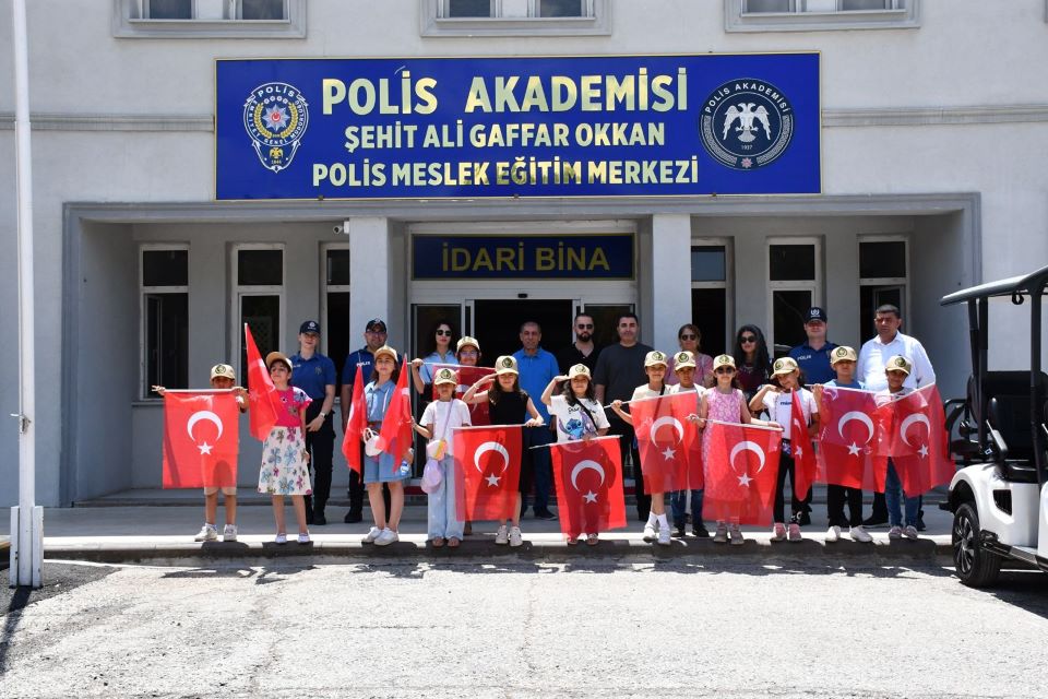 “GAFFAR AMCAYLA EL ELE” PROJESİYLE ÇOCUKLAR POLİSLİK MESLEĞİNİ YAKINDAN TANIYOR