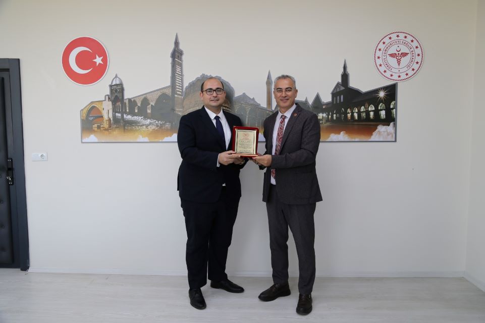 Diyarbakır İl Sağlık Müdürü Emre Asiltürk’ten tayini çıkan Dicle İlçe Sağlık Müdürü Uzm. Dr. Fırat Köse’ye plaket