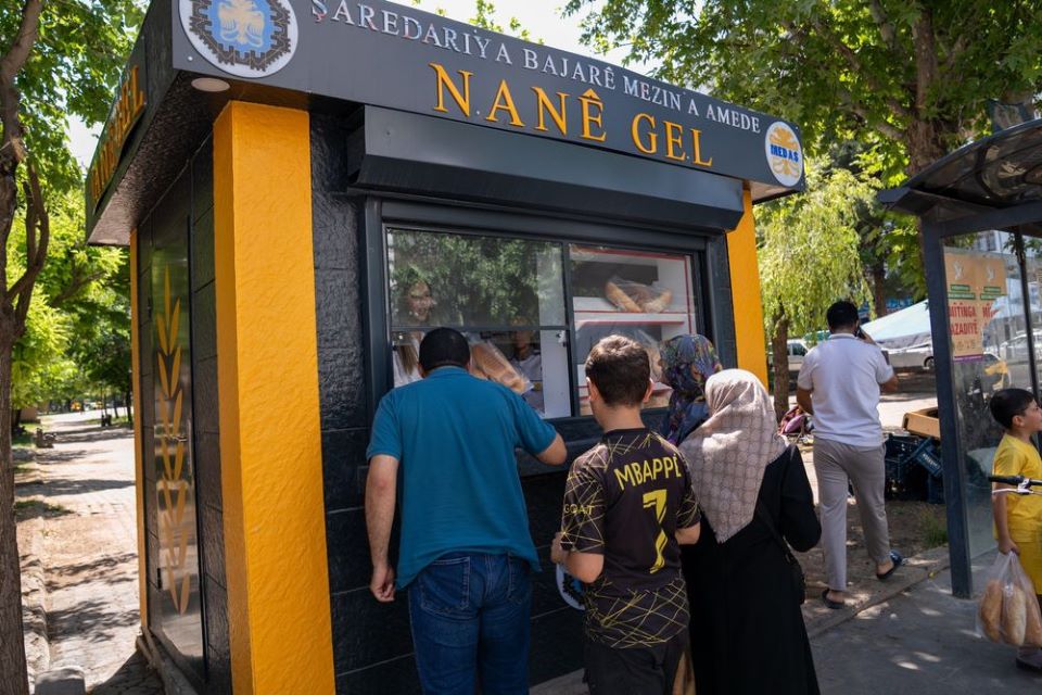 Halk Ekmek Fabrikası üretime geçti, ilk ekmekler yurttaşlara ücretsiz dağıtıldı