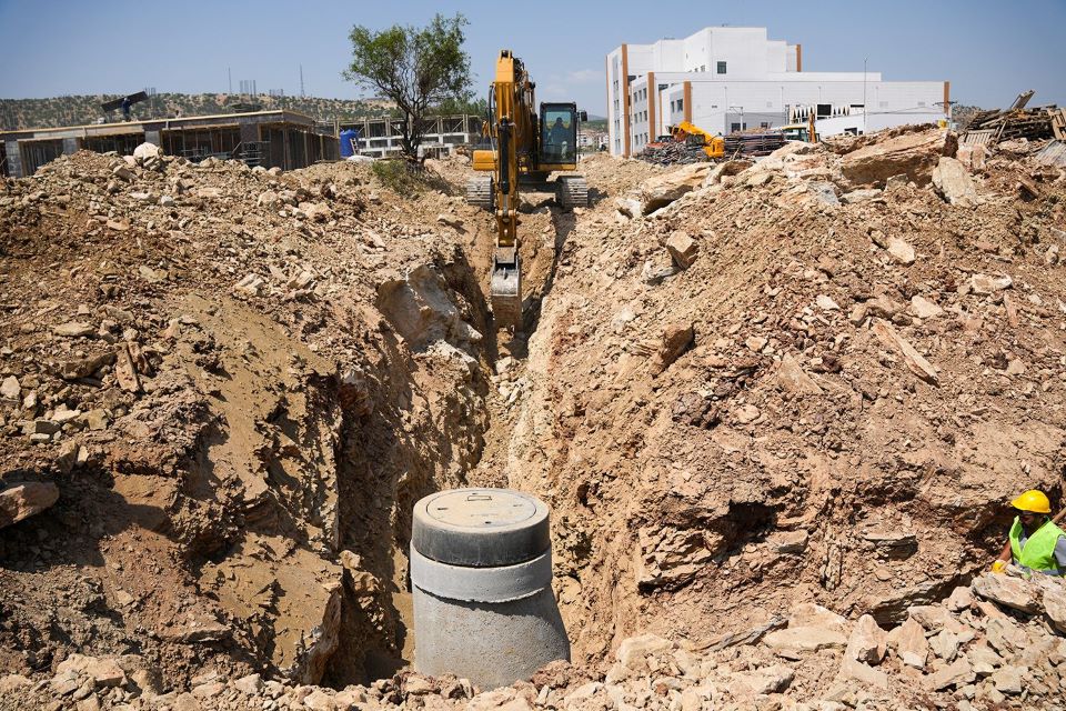 DİSKİ, Dicle’de yeni yerleşim alanına 150 metre kanalizasyon ve 170 metre içme suyu hattı döşedi