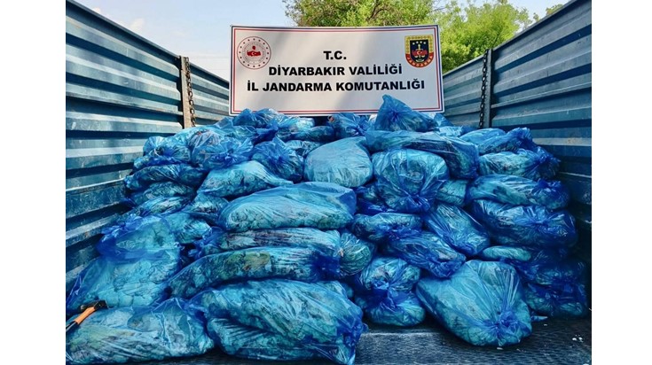 Diyarbakır’da yaklaşık 3 ton hayvansal iç yağ ele geçirildi