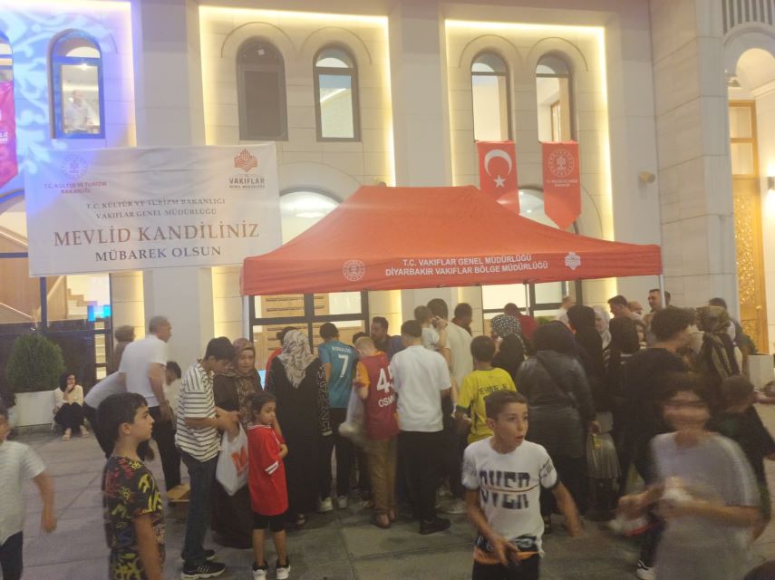 Mevlid Kandili dolayısıyla Diyarbakır, Mardin, Batman ve Bingöl’de vatandaşlara ikramda bulunuldu