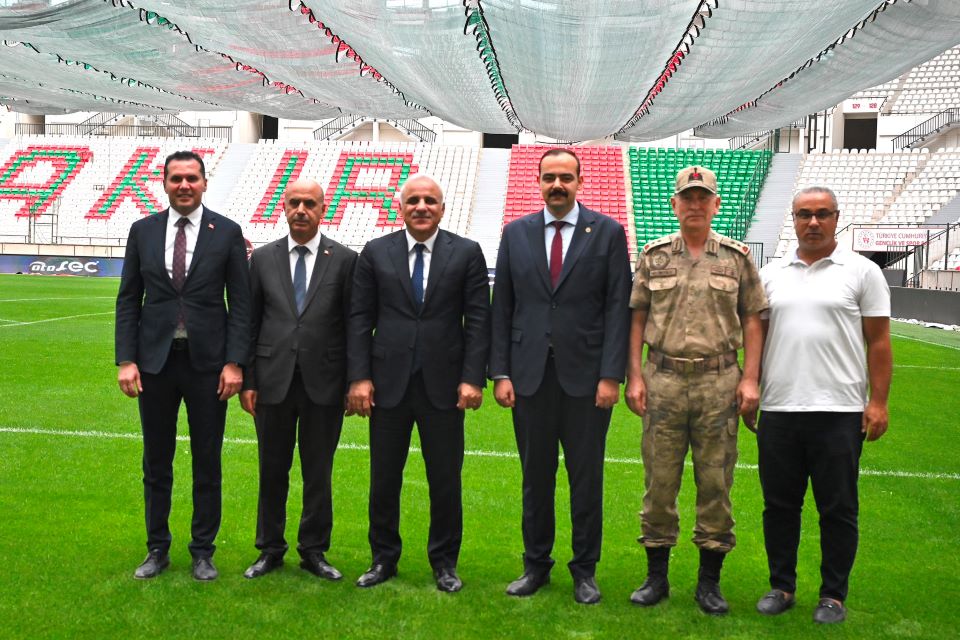 VALİ MURAT ZORLUOĞLU DİYARBAKIR STADI’NDAKİ ÇALIŞMALARI İNCELEDİ