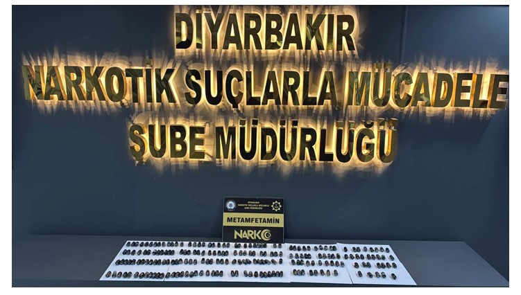 DİYARBAKIR’DA MİDELERİNDE UYUŞTURUCU TAŞIYAN 2 ŞÜPHELİ TUTUKLANDI