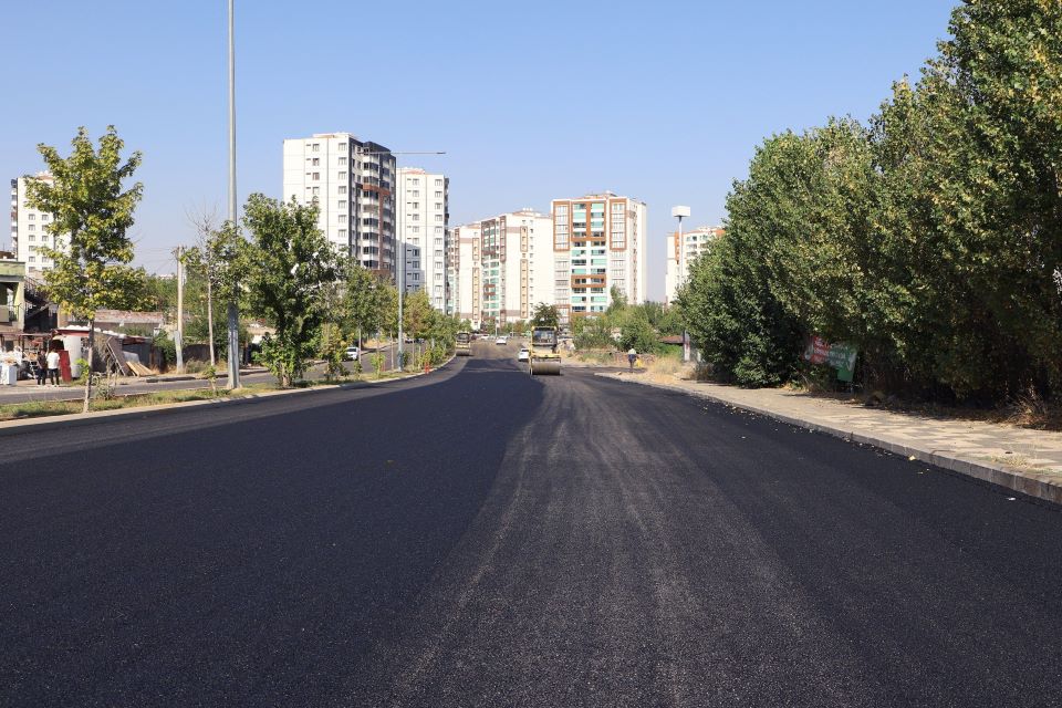 Kayapınar ve Bağlar’da 2 cadde 10 bin 400 ton asfaltla yenilendi