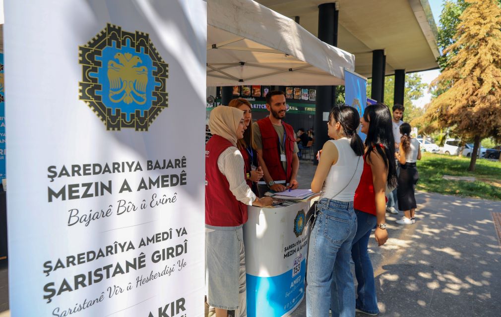 Üniversite öğrencileri ‘Hoş geldin’ standında karşılanıyor