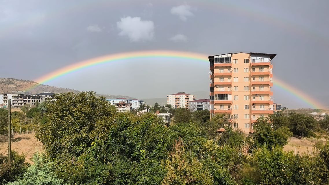 Dicle ilçesinde gökkuşağının renkli tonları görsel şölen oluşturdu