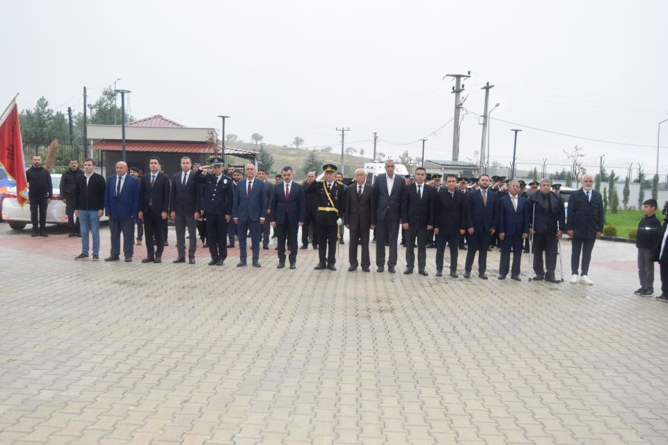 Dicle’de 29 Ekim Cumhuriyet Bayramı kutlamaları çelenk sunma töreniyle başladı