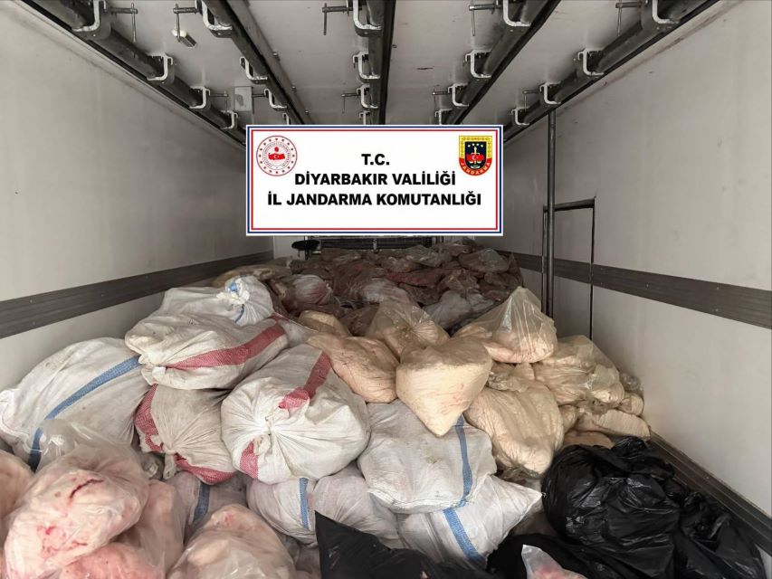 Diyarbakır’da yaklaşık 8 ton hayvansal iç yağ ve sakatat ele geçirildi