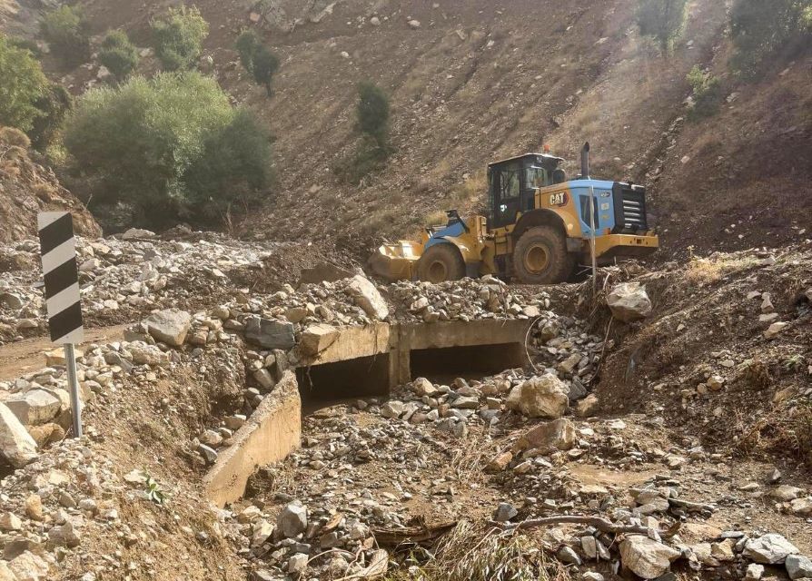 Kulp’ta selden zarar gören 7 mahalle ve 50 mezranın 200 kilometrelik yolu açılıyor