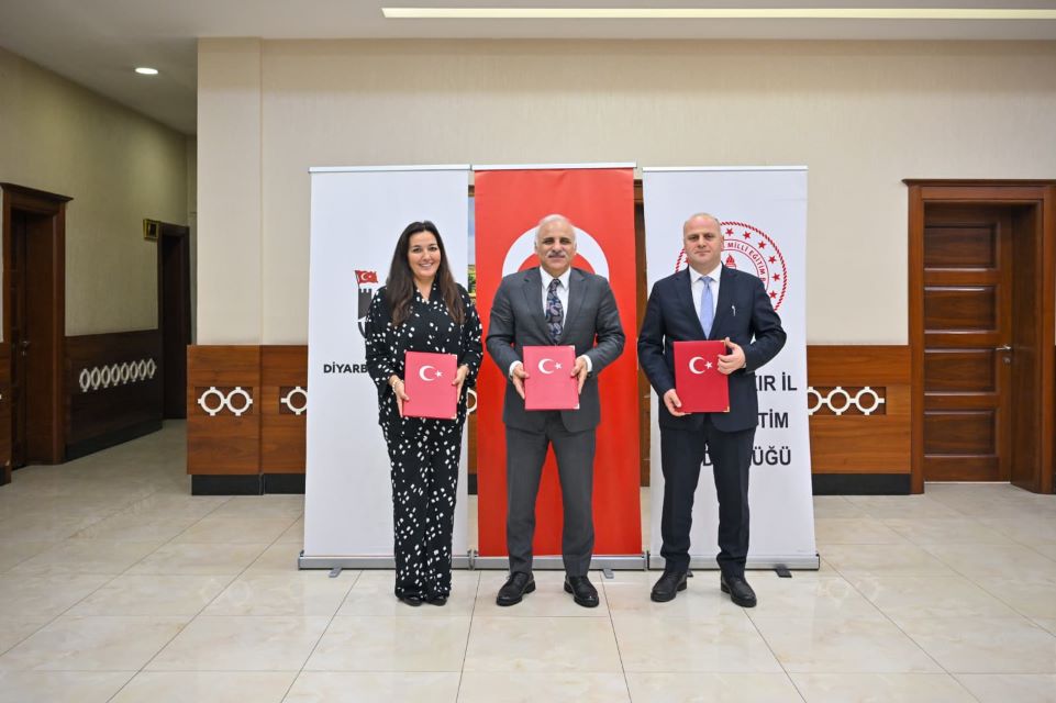 SUR İLÇESİNDE 16 DERSLİKLİ İLKOKUL YAPIMI İÇİN İŞ BİRLİĞİ PROTOKOLÜ İMZALANDI